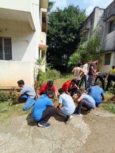 आम्ही निसर्ग सेवक हेच ब्रीदवाक्य घेऊन काल नव कृष्णा व्हॅली गुरुकुल मधील विद्यार्थ्यांनी आपल्या उपलब्ध असणाऱ्या फार्म हाऊस वरती वृक्षारोपण व श्रमदान करत निसर्ग संरक्षणासाठी एक छोटासा प्रयत्न केला.सदर वेळी आपल्या आपल्या फार्म हाऊस वरील विविध फळझाडे व पशुपालन याविषयी अधिक माहिती घेत अतिशय उत्साहामध्ये एक नवअनुभूती घेत दिवस व्यतित केला. त्याचीच काही क्षणचित्रे खालील प्रमाणे