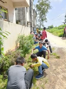 आम्ही निसर्ग सेवक हेच ब्रीदवाक्य घेऊन काल नव कृष्णा व्हॅली गुरुकुल मधील विद्यार्थ्यांनी आपल्या उपलब्ध असणाऱ्या फार्म हाऊस वरती वृक्षारोपण व श्रमदान करत निसर्ग संरक्षणासाठी एक छोटासा प्रयत्न केला.सदर वेळी आपल्या आपल्या फार्म हाऊस वरील विविध फळझाडे व पशुपालन याविषयी अधिक माहिती घेत अतिशय उत्साहामध्ये एक नवअनुभूती घेत दिवस व्यतित केला. त्याचीच काही क्षणचित्रे खालील प्रमाणे