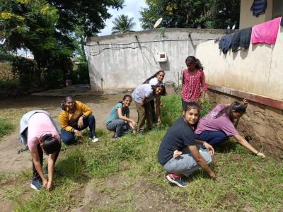 आम्ही निसर्ग सेवक हेच ब्रीदवाक्य घेऊन काल नव कृष्णा व्हॅली गुरुकुल मधील विद्यार्थ्यांनी आपल्या उपलब्ध असणाऱ्या फार्म हाऊस वरती वृक्षारोपण व श्रमदान करत निसर्ग संरक्षणासाठी एक छोटासा प्रयत्न केला.सदर वेळी आपल्या आपल्या फार्म हाऊस वरील विविध फळझाडे व पशुपालन याविषयी अधिक माहिती घेत अतिशय उत्साहामध्ये एक नवअनुभूती घेत दिवस व्यतित केला. त्याचीच काही क्षणचित्रे खालील प्रमाणे