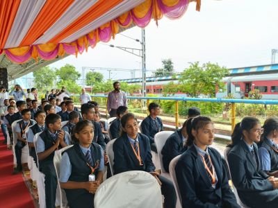 भारतीय रेल्वे प्राधिकरण व मध्य रेल्वे यांच्या वतीने हुबळी-कोल्हापूर-सांगली- सातारा-पुणे या रेल्वे मार्गावरती धावणारी जलद गती व सर्व सुख सोयीने युक्त असणारी वंदे भारत ही नवीन रेल्वे सेवा आज पासून लोकांकरीता लोकार्पण करण्यात आली.आज याच सोहळ्याचे औचित्य साधून आपल्या नव कृष्णा व्हॅली गुरुकुलच्या विद्यार्थ्यांनी या रेल्वेचा स्वागत समारंभाला आपली हजेरी लावली.खरंतर या भव्य आणि दिव्य अशा स्वागत समारंभामध्ये आपल्या राज्याचे कामगार मंत्री माननीय.सुरेश खाडे,मध्य रेल्वेचे समन्वयक श्री शुक्ला सर व सांगली जिल्ह्याचे पोलीस अधीक्षक मा. संदीप घुगे अशा अनेक मान्यवरांची उपस्थिती होती. सदर उद्घाटन दौऱ्यामध्ये आपल्या मुलांना मिरज जंक्शन ते सांगली रेल्वे स्थानकापर्यंतचा विनामूल्य प्रवास व अल्पहाराची व्यवस्था मध्य रेल्वे प्रशासनाकडून करण्यात आली होती. मुलांनी सुद्धा या गोष्टीचा आनंद लुटत वंदे भारत या अत्याधुनिक व सोयीने युक्त वातानुकूलित रेल्वेतून पंधरा मिनिटांचा प्रवास करत एक नाविन्यपूर्ण अनुभव लुटला. सर्वात विशेष बाब म्हणजे आपल्या विद्यार्थ्यानी या सदर कार्यक्रमांमध्ये जी शिस्तचे पालन केले त्याचे कौतुक सर्व पदाधिकाऱ्यांनी केले. सदर भेटीकरिता आपल्या संस्थेच्या संचालिका प्राचार्या माननीय संगीता पागनीस मॅडम. यांचे तसेच विनायक जोशी सर यांचे देखील सहकार्य व मार्गदर्शन लाभले त्याचीच काही त्याचीच काही क्षणचित्रे खालील प्रमाणे.....