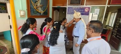 सुरज फौडेशनचे संस्थापक ट्रस्टी मा. श्री प्रवीणजी लुंकड  यांना क्रीडा क्षेत्रातील उत्कृष्ट क्रीडा रत्न पुरस्कार राज्यपाल सीपी राधाकृष्णन यांच्या हस्ते मिळालेबद्दल नवकृष्णा व्हॅली स्कूल मराठी माध्यमाच्या वतीने आज प्रशालेमध्ये शाल , रोपटे व फेटा देवून सत्कार करण्यात आला. 
              यावेळी अभ्यास बालवाडी गटातील विद्यार्थ्यांना श्री प्रवीण सर यांच्या हस्ते भेटवस्तू देण्यात आल्या. 
 याप्रसंगी संस्थेचे सचिव मा. श्री एन जी.कामत  , प्रशालेचे मुख्याध्यापक मा.श्री अधिकराव पवार , इनोव्हेशन हब चे प्रमुख श्री दत्तात्रेय मुळे , आयटी विभाग प्रमुख श्री राजेंद्र पाचोरे  तसेच सर्व शिक्षक ,शिक्षकेतर कर्मचारी उपस्थित होते .